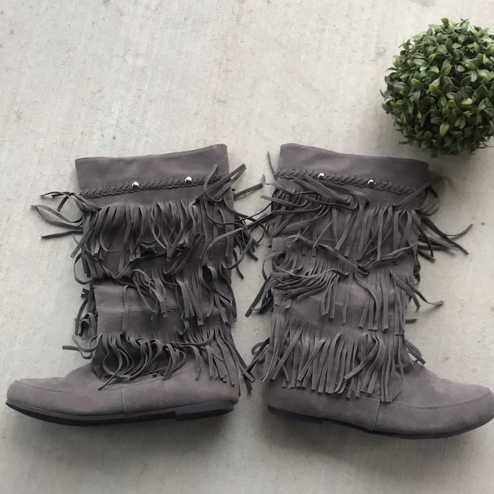 SOLD Boots Fringe Gray/Like New Size 8